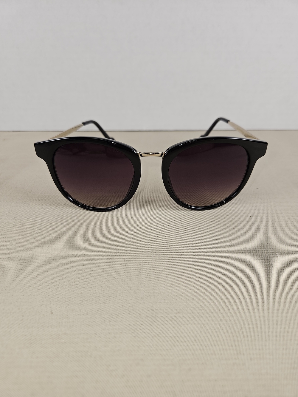 Jessica Simpson Black Frame Sunglasses with Brown Gradient Lenses